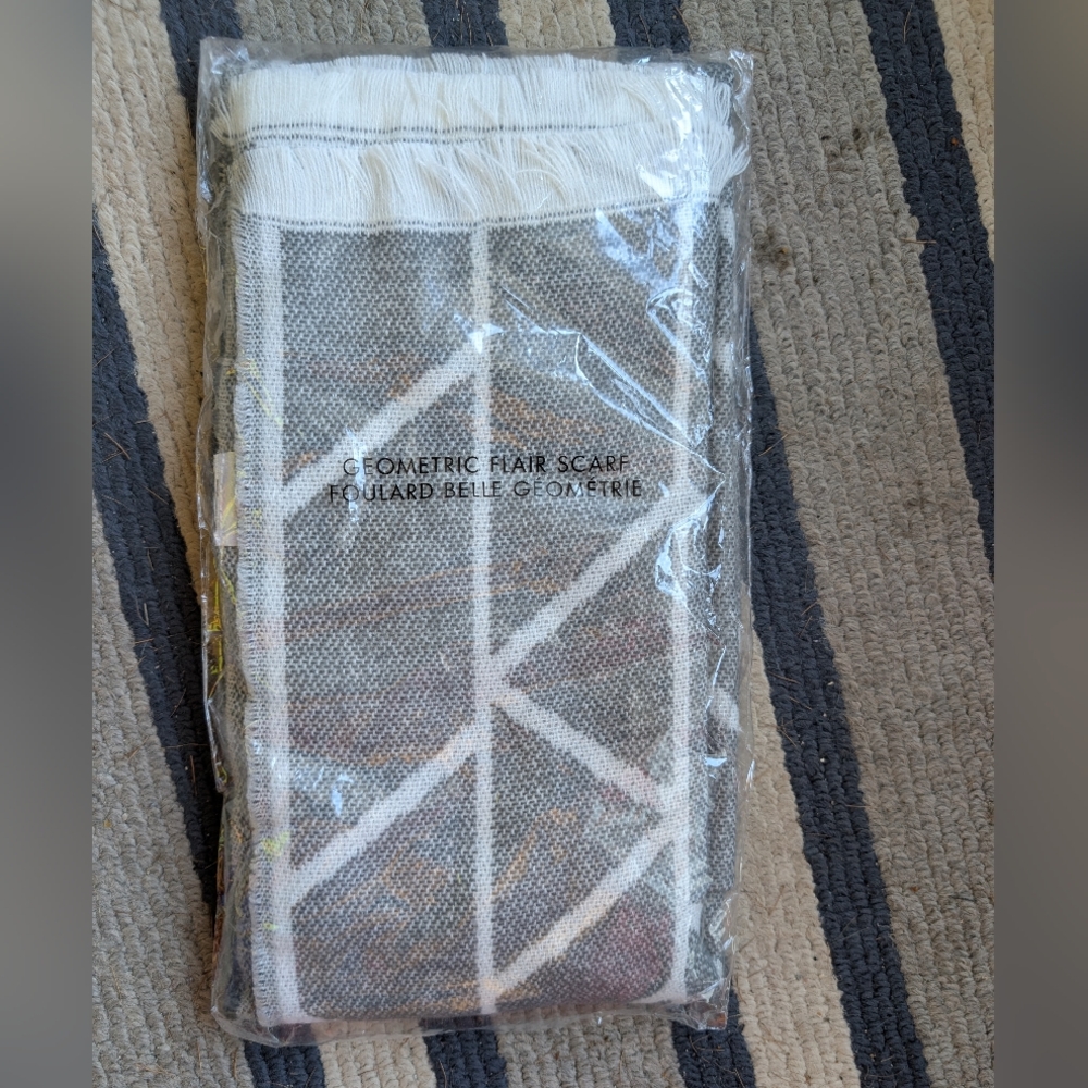 BNIP Avon Geometric Flair Scarf
